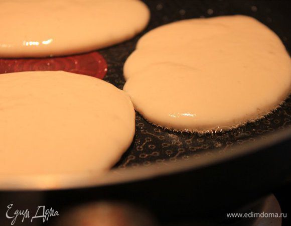 Перед приготовлением оладий разогрейте сковороду и масло в ней (я просто брала ватный диск, смачивала в растительном масле и смазывала сковородочку). Обжарьте оладьи с двух сторон до золотистого цвета. Рекомендую жарить на среднем огне, чтобы оладьи успевали пропечься.