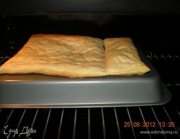 
Духовку разогреть. Форму , в которой будем охлаждать готовую Кремшниту, перевернуть, на нее положить первый слой слоеного теста, наколоть вилкой и выпекать при 150-160 градусах до золотистого цвета. Тоже самое делаем со вторым слоем теста. 