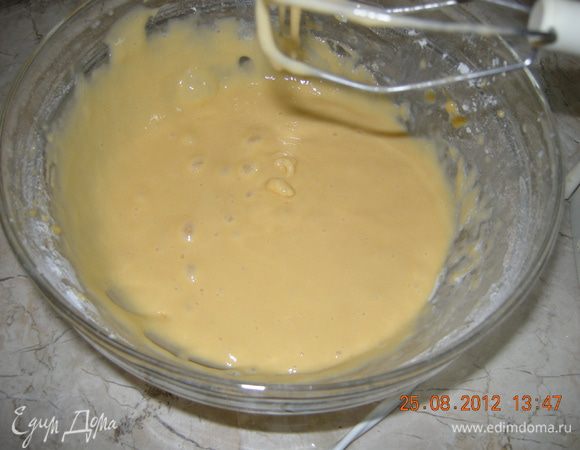 Желтки отделяем от белков. К желткам добавляем муку и перемешиваем, добавляя чуть молока что бы образовалась однородная масса. 
