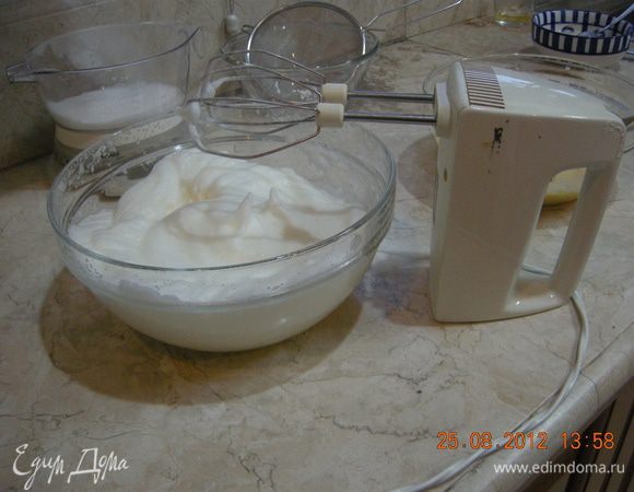 Белки взбиваем в крутую пену.