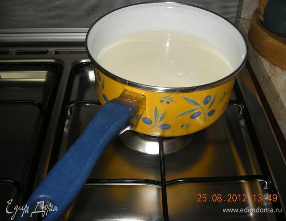 
Молоко выливаем в кастрюлю, добавляем сахар и ваниль (у меня была эссенция). Доводим до кипения.