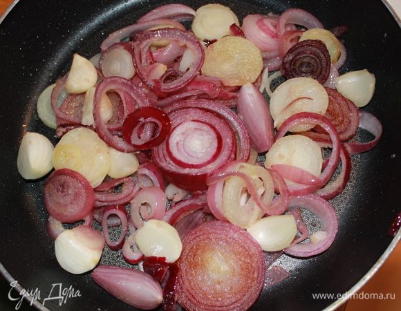 Обжарьте лук на сливочном масле до мягкости на медленном огне, постоянно помешивая лопаточкой. Посолите, поперчите и перемешайте.