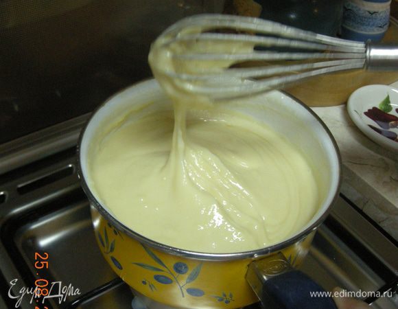 В желтковую смесь добавить половину молоко, помешивая венчиком. Затем желтковую смесь залить в кастрюлю с оставшимся молоком, вернуть на огонь и мешать до загустения. У меня крем загустел молниеносно.