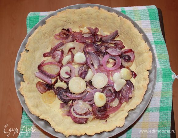 Разогрейте духовку до 190С. В слегка остывшую песочную основу выложите луковую начинку. 
