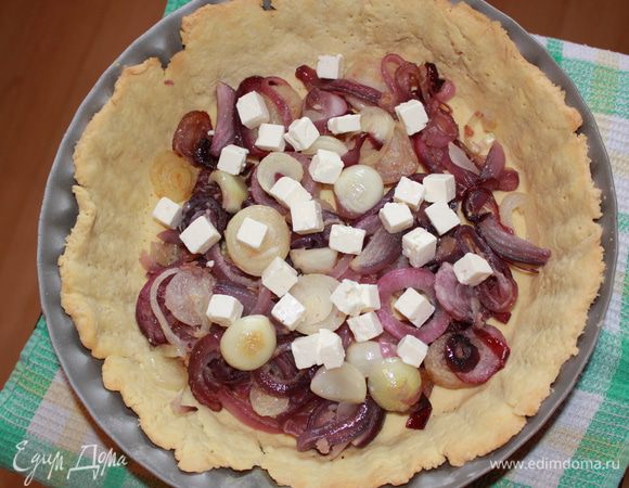 Посыпьте кубиками сыра фета. 