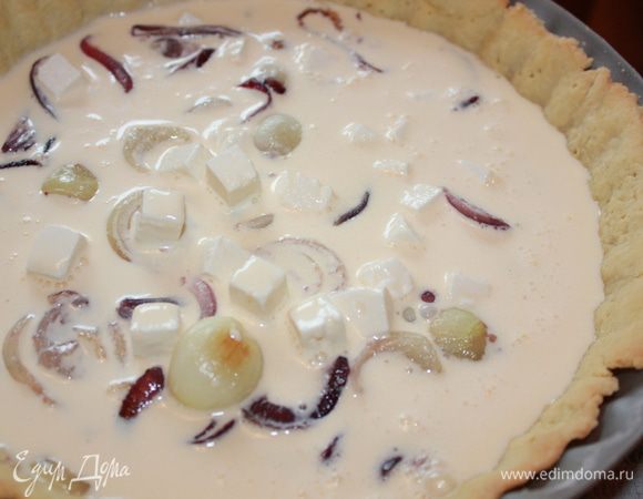 Венчиком взбейте яйца, желток, молоко, сметану. Распределите сливочную заливку поверх начинки. Поставьте в разогретую духовку (190 градусов) на 25-35 минут  до появления золотистой корочки.