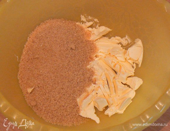 . В миске взбить масло с сахаром до получения крема