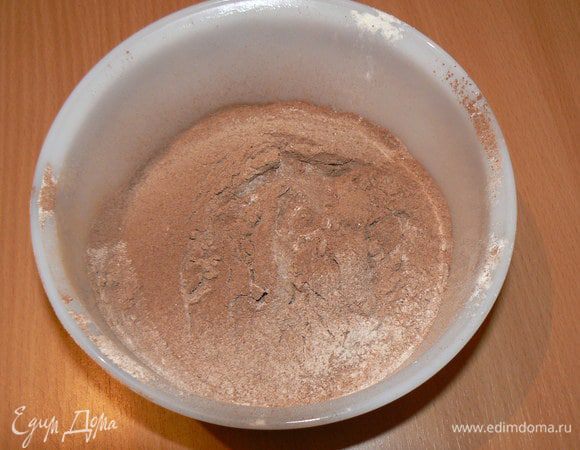 В другую миску просеять муку, добавить разрыхлитель, соду и какао. Смешать сухие составляющие 