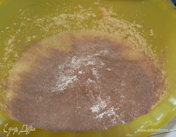 и всыпать в масляную смесь.