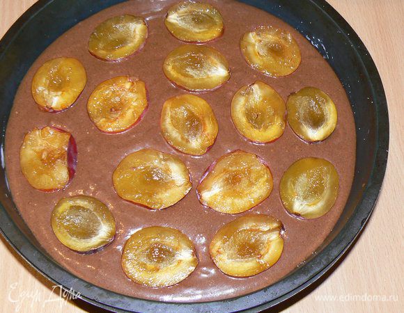 . Вылить тесто в форму 26см, уложить сливы не вдавливая.Выпекать прибл. 40-45 минут. Проверить готовность деревянной палочкой. При втыкании в пирог по краям она должна оставаться сухой, а посередине чуть влажной.