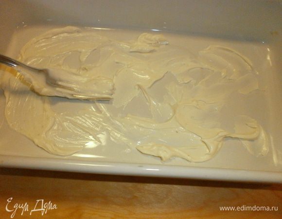 Цуккини нарезать тонкими пластинками вдоль и запечь на сковороде-гриль.Немного присолить, учитывая, что сыры достаточно солёные.
Дно керамической формы смазать сливочным сыром.