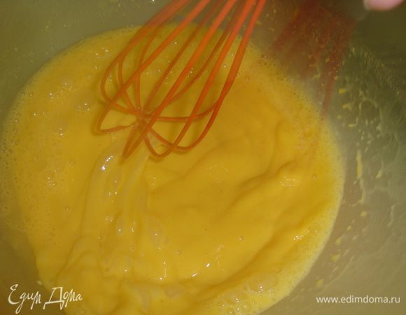 Соеденить яйца, молоко и муку, добавить соль, перец.