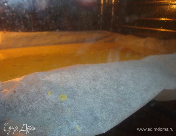 Затем эту смесь для омлета вылить на противень, выстланный пергаментной бумагой, и запекать в горячей духовке при 200 градусах, до готовности.