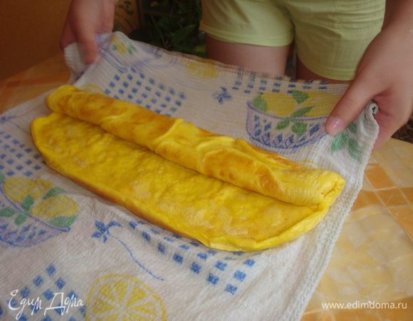 Остудить и осторожно отделить от бумаги. Переложив его на мокрое кухонное полотенце, скатать в рулет.