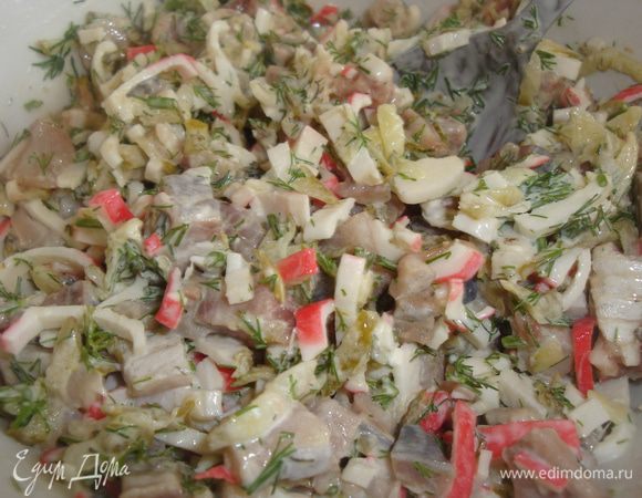 Приготовить начинку из тёртого огурца, измельченного селедочного филе, крабовых палочек, мелко рубленого укропа. Всё смешать с майонезом.