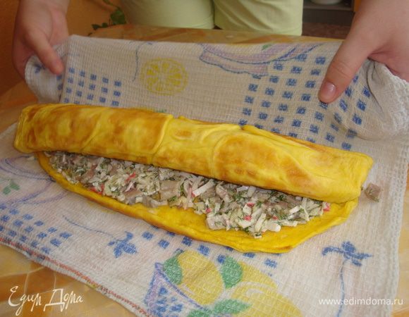 На остывший омлет выкладываем начинку, свернуть его рулетом.