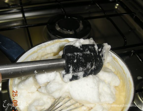 
Далее кpем снимаем с огня и маленькими порциями вмешиваем венчиком наши взбитые белки. Для надежности можно еще минутку подержать на огне (кто боится сырых яиц:).