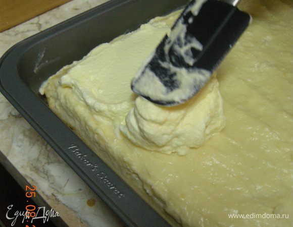 
Взбиваем сливки, можно добавить чуть сахара , можно и не добавлять. На остывший крем выкладываем слой взбитых сливок.