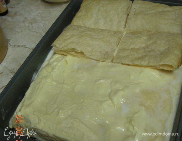 
Верхнии корж нарезаем на желаемое количество квадратов - у меня 8 довольно больших кусков вышло. Осторожно укладываем квадраты на сливки.