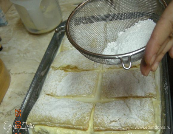 
Посыпаем сахарной пудрой и ставим в холодильник , желательно на ночь, что бы крем загустел. Добар Тек!!!!