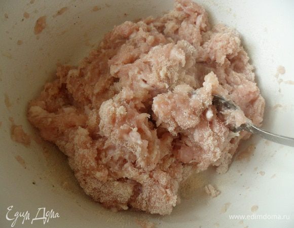 В чашке смешать куриное филе, посолить, поперчить, добавить манную крупу