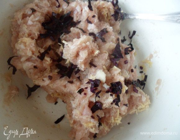 мелко нарезанный базилик и яйцо, хорошо перемешать