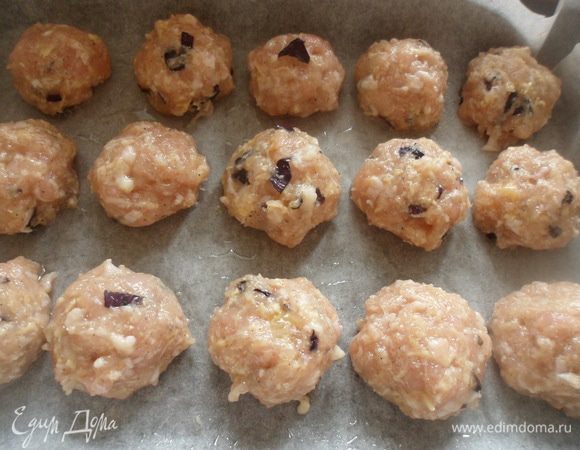 Сформировать из массы небольшие тефтельки, и выложить их на противень застеленный бумагой для запекания. Поставить в разогретую до 180 градусов духовку на 20-30 минут