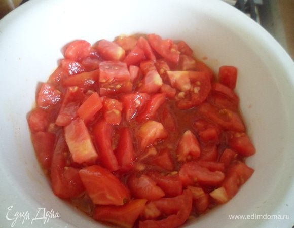 Для томатного соуса:
Помидоры помыть и очистить от кожицы (опустив на несколько секунд в кипяток). Очистить чеснок. раздавить и выложит в кастрюльку с оливковым маслом, добавить помидоры, сахар и варить 10-15 минут, помешивая