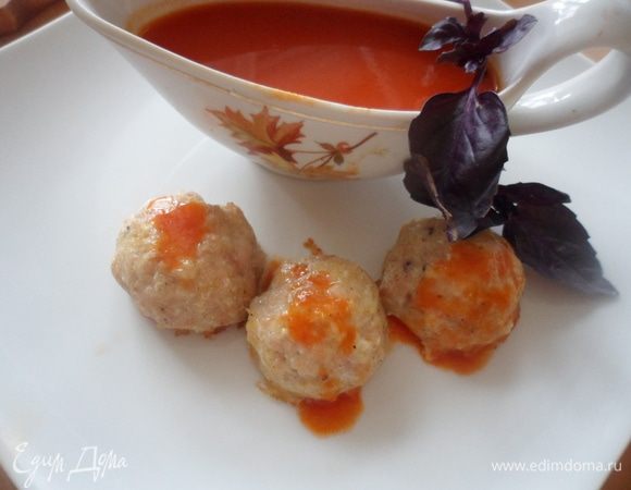 Протереть получившуюся массу через сито, добавить соль, перец чили, мелко нарезанный базилик и варим еще 2-3 минуты. Процеживаем соус, и подаем его с тефтелями