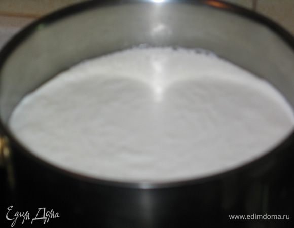 Молоко вскипятить, добавить соль и сахар