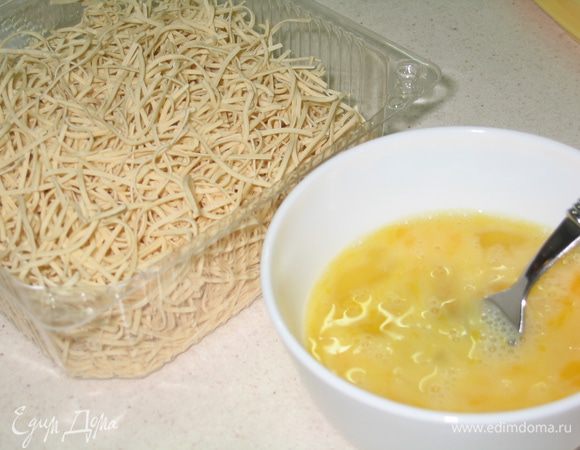 Яйца взбить вилкой в отдельной миске (не очень сильно)