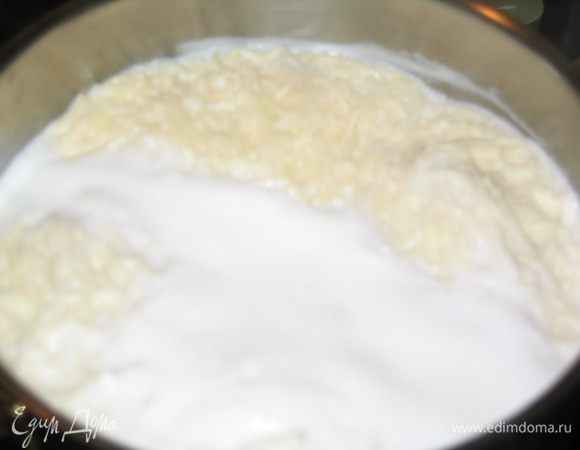 Как только молоко закипит, надо убавить огонь...забросить в него лапшу и перемешать. Добавить туда же взбитые яйца...варить и постоянно помешивать в течение 2-3 минут (очень быстро, т.к. лапша тонкая)