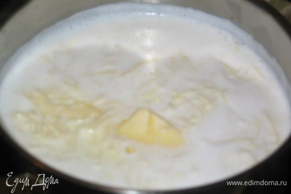 Молочный суп-лапша с яйцами готов. Добавьте в него сливочное масло и подавайте на стол. Приятного аппетита!