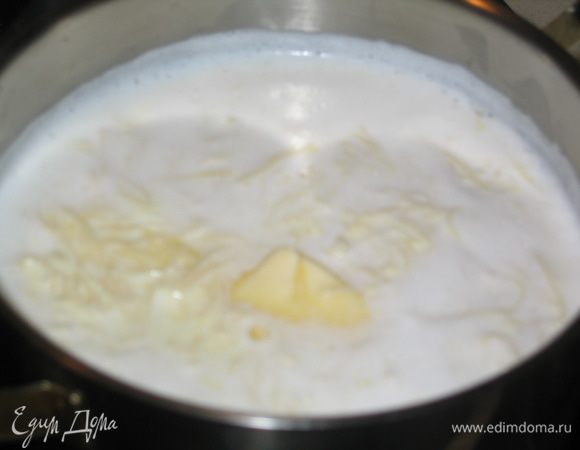Молочный суп-лапша с яйцами готов. Добавьте в него сливочное масло и подавайте на стол. Приятного аппетита!