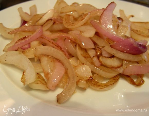 Лук нарезаем полукольцами и обжариваем.