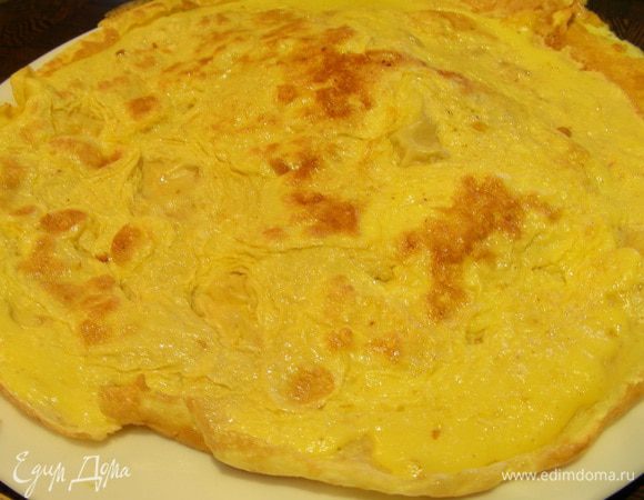 Для яичных блинчиков взбиваем наши яйца, добавляем соль, перец, крахмал и 1-2 ст.л. растительного масла. Жарим наши блинчики (я ее немного смазывала маслом). Количество блинчиков зависит от их толщины и диаметра Вашей сковороды. У автора получилось 5, у меня 3. 
