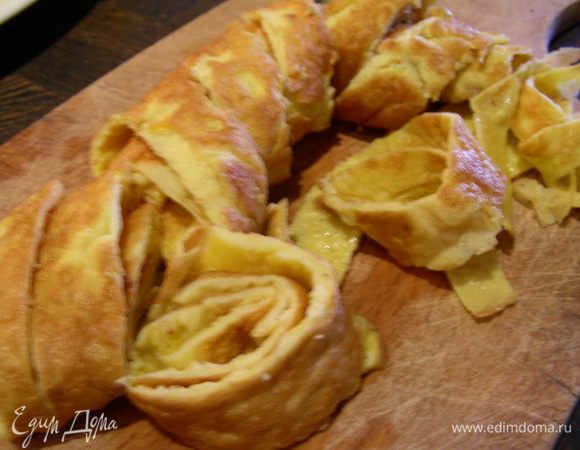 Блинчики сворачиваем трубочками и нарезаем.

