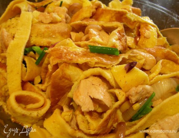 В салатнице смешиваем курочку,лук, блинчики и кукурузу. Пару рулетриков можно оставить для украшения (я этого не сделала). у меня блинчики при перемешивании слегка раскрутились, но это нестрашно.Выдавливаем туда чесночок, я добавила гранулированного. Заправляем салат по вкусу майонезом или йогуртовой заправкой.
