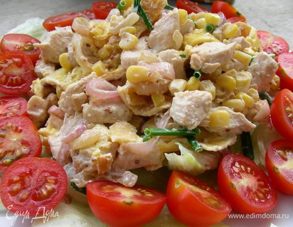 Украшаем салат по вкусу и подаем. Я его выкладывала на листья салата и украсила помидорчиками черри. Приятного аппетита)
