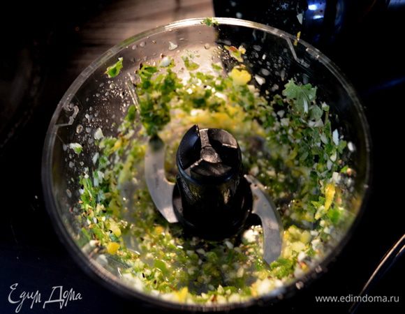 Подготовим соус:
В блендаре базилик /листья/, дольку чеснока, цедру лимона плюс 1/4 стак. лимон. сока, 3/4 ч. л. соли и 1/2 ч. л. перца измельчить до мягкого состояния.
Добавить 1/3 стак. олив. масло. Перемешать все хорошенько, посолить и поперчить, если вам больше нравится.