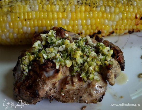 Подаем к столу, выложив поверх курин. грудок и бедрышек соус из базилика.