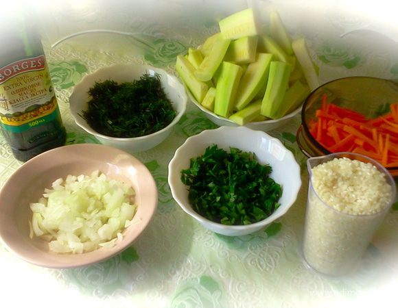 Для более продуктивного процесса приготовления блюда лучше сначала всё подготовить и далее уже использовать подготовленные продукты в процессе приготовления. 
