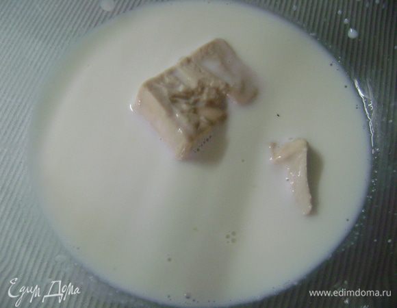 Смешать дрожжи, 1 ч.л. сахара и 6 стол.л. молока. Дать опаре подойти 30 мин.