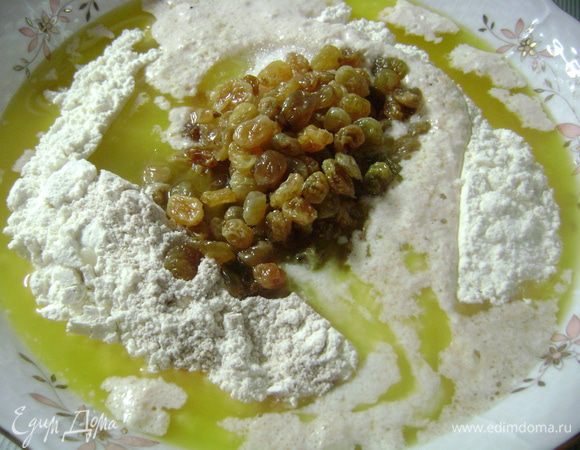 Муку, смешанную с солью, просеять. В центре сделать углубление и вылить в него опару, растопленное масло и яйцо, добавить оставшийся сахар и изюм.