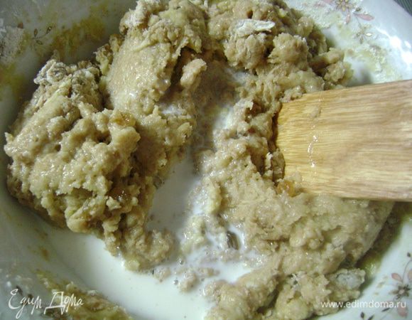 Все хорошо перемешать, постепенно подливая оставшееся молоко.