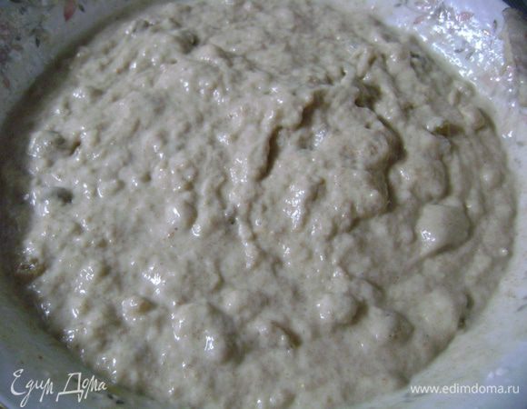 Тесто взбивать деревянной лопаткой, пока оно не станет однородным.