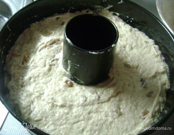 Форму смазать маслом, желобки формы внизу выложить миндалем. Аккуратно вылить половину теста в форму.