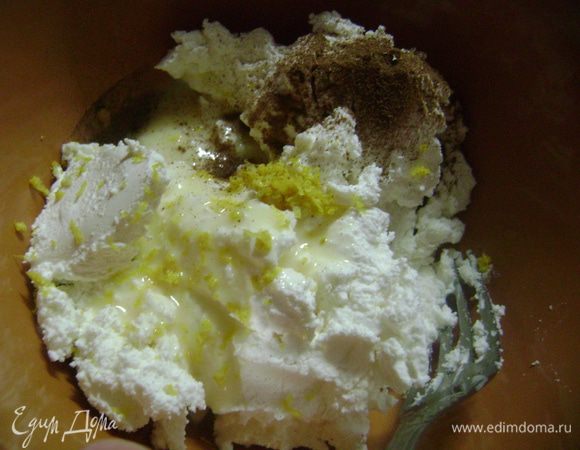 Творог смешать со сгущенным молоком, корицей и лимонной цедрой.