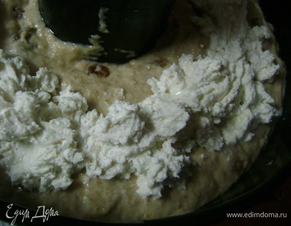 Выложить творожную начинку в центр формы по кругу.