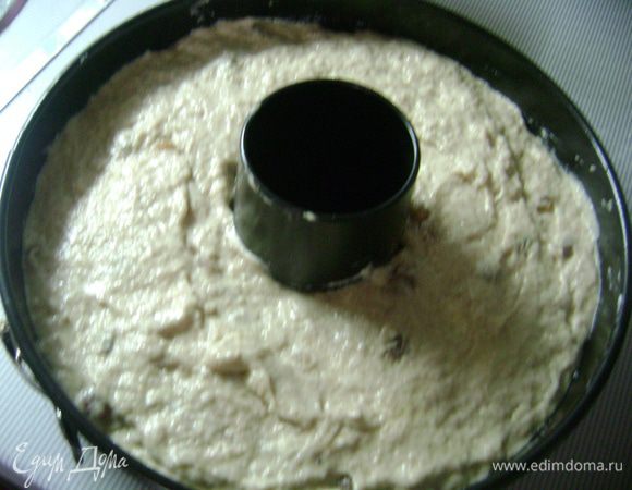 Сверху выложить оставшееся тесто и аккуратно разровнять. Дать тесту подойти 1 час. 